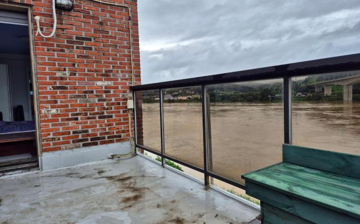 Riverside Villa with Terrace on Namhan River