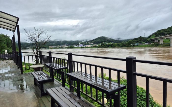 Riverside Villa with Terrace on Namhan River