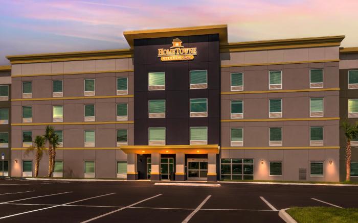 HomeTowne Studios Tampa - Airport 