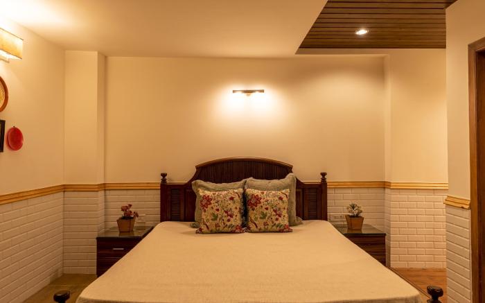 Mountain High Close to Mall Road 2bhk Apartment by Roam home