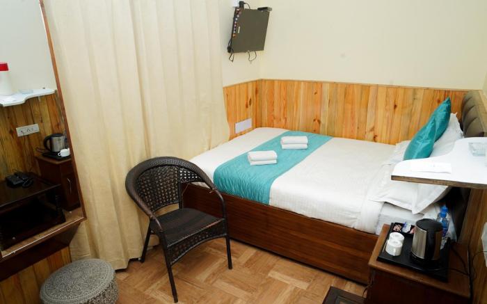 INDUS MOUNT ROYALE HOTEL - 100 Mts. from MALL