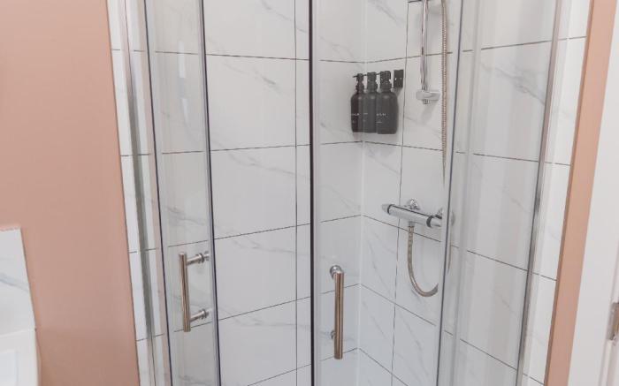 Luxury 5BR, 2BA Stay | Quiet & Free Parking