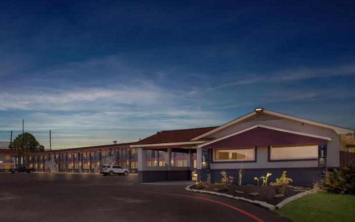 Econo Lodge Inn & Suites
