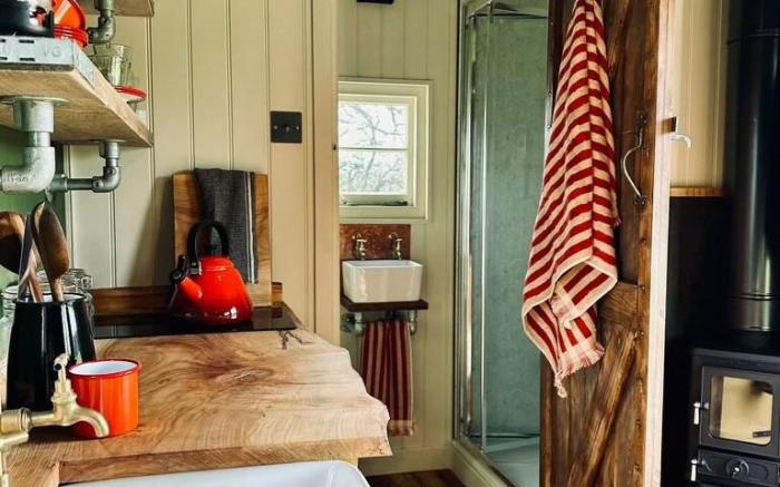 Secret Paddock Cabin | Great Views, Close to Beach