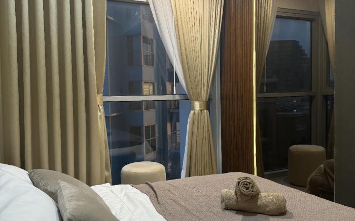 Stylish 1BR Near Airport Facing the Bay - 7b