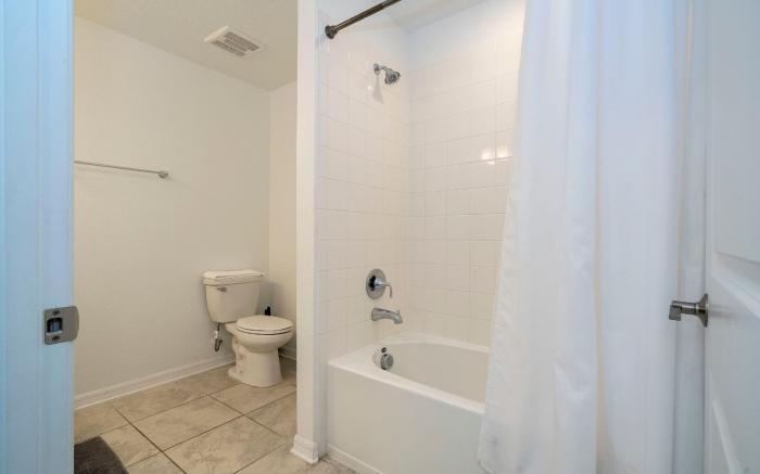 Stylish 2-BR Apt, Sleeps 7, Near Disney Magic