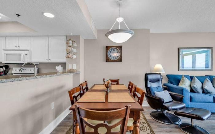 Breathtaking 2BR Condo w Floor-to-Ceiling Windows Overlooking Ocean