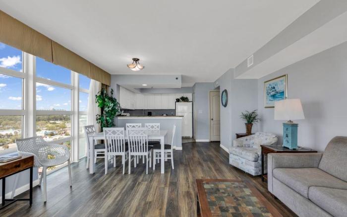 Stunning Condo Overlooking Ocean: Close to the beach