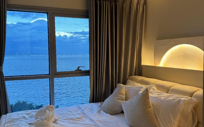 Panoramic Seaview 2BR Near Airport Facing the Bay