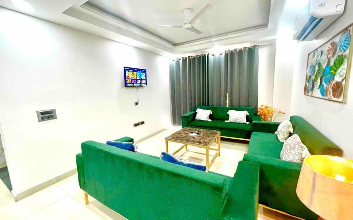 19. Lux 2bhk couple family corporate by instay