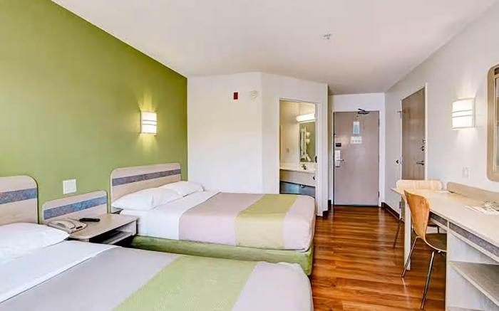 Super 8 by Wyndham Aurora East
