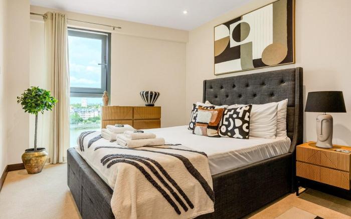Upscale Riverfront 1BR Flat, Prestigious Battersea