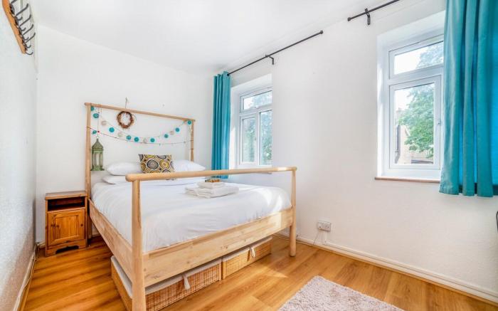 Lit & Airy 2BR Duplex Flat, 2 min to Clapham North