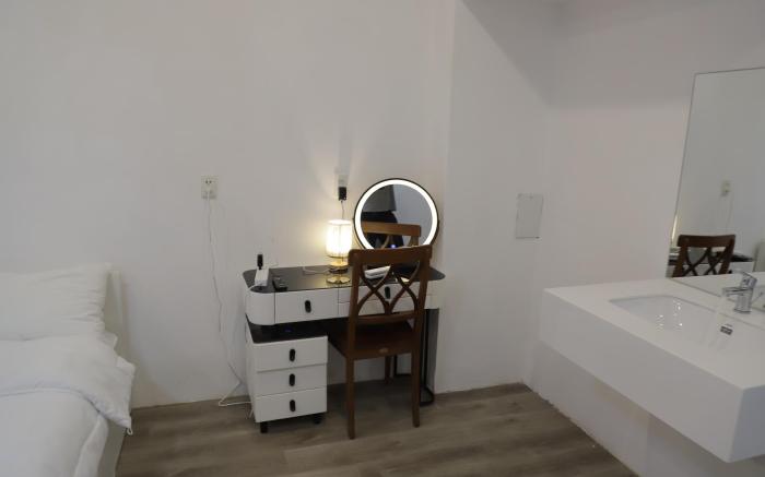 Private room 00118B ( One bedroom & ONE bathroom)