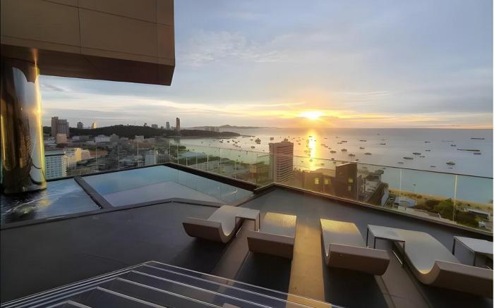 Condo in Downtown and Best Rooftop pool in Pattaya