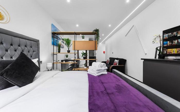 Bright Studio Retreat in Golders Green