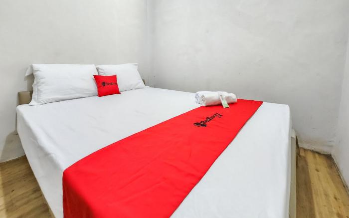 RedDoorz near Mandaya Royal Hospital Puri