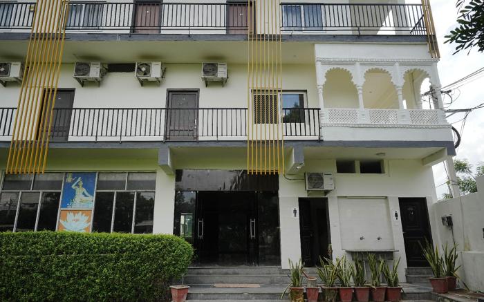 Hotel Parmanand Garden