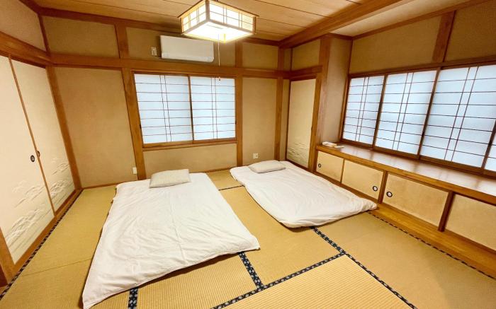 YiyashiHikari富士吉田2距离富士山站700米，到富士急乐园坐电车仅一站。最大可容纳8人。