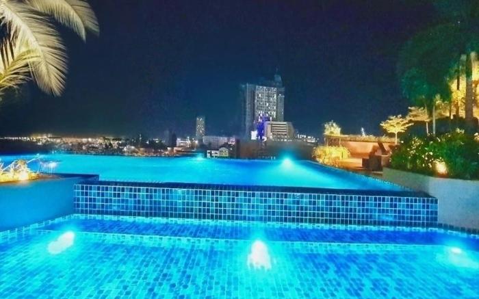 Mid-Town Cebu City Condo with Balcony