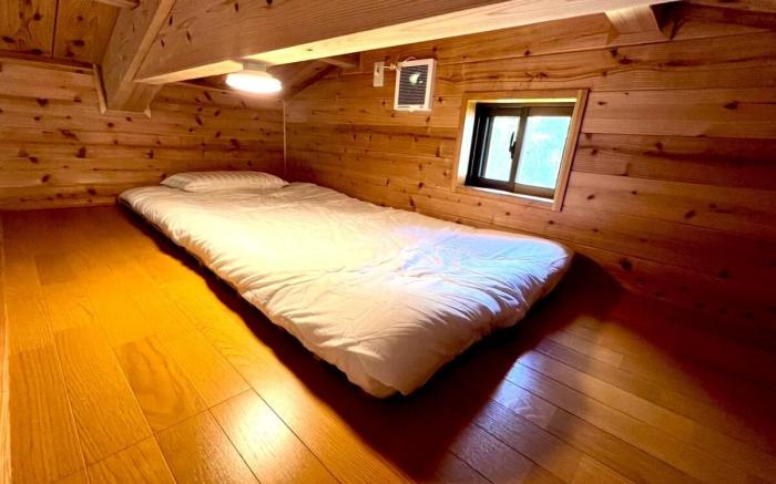 Tropical Frog Private log cabin in onna