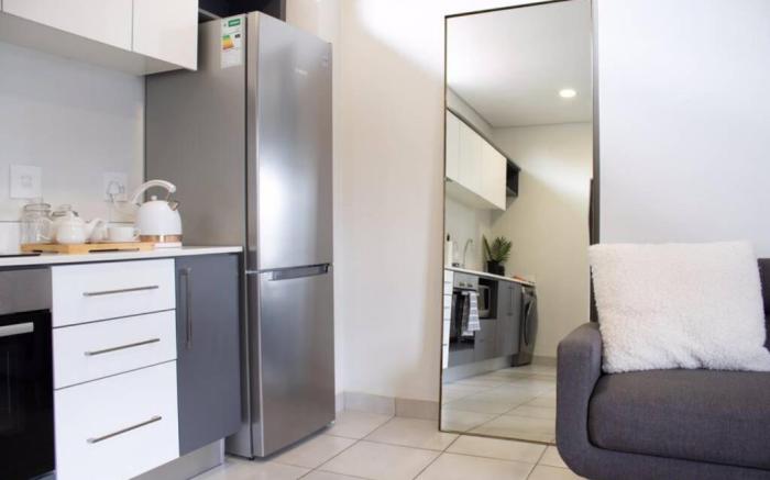 Contemporary Spacious  Comfortable Apartment