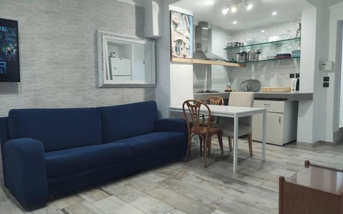 Center Apartment with Private Yard D11