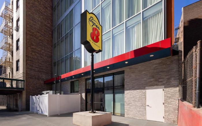 Super 8 by Wyndham Bronx Near Stadium