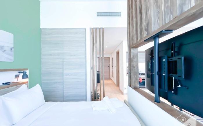 Balcony Bliss: Cozy Studio with Marina Views