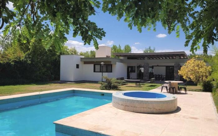 Beautiful house in Mendoza with garden and pool