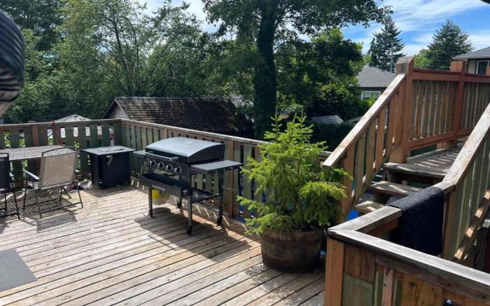 Charming "Melrose Place" w Pool, Deck & Grill