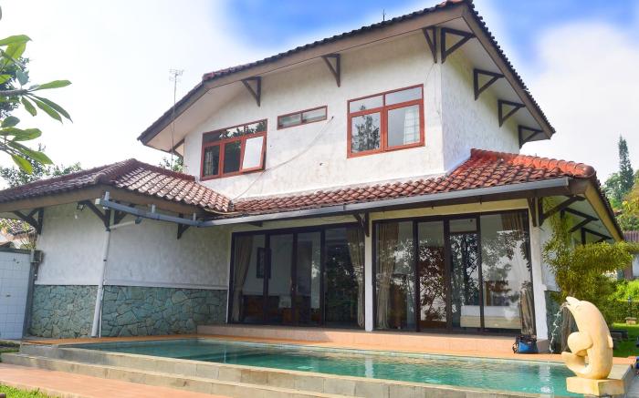Villa ChavaMinerva Bata Ciater with Private Pool