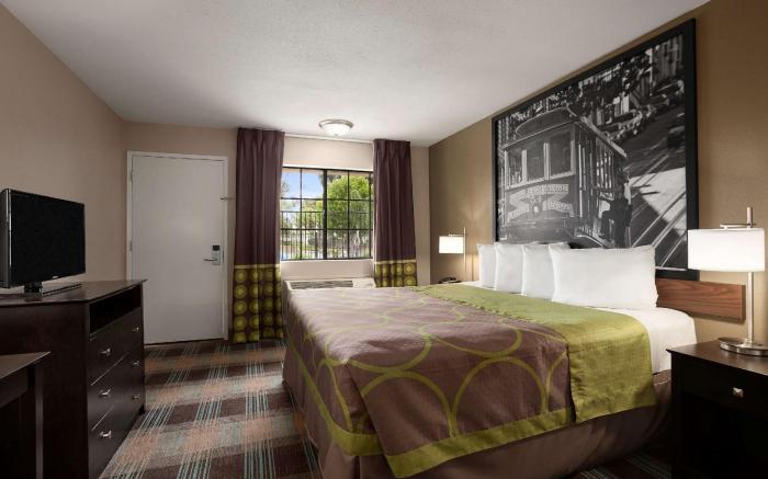 Super 8 By Wyndham Salinas