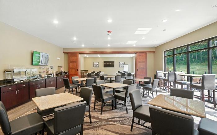 Cobblestone Hotel & Suites - Bellefontaine