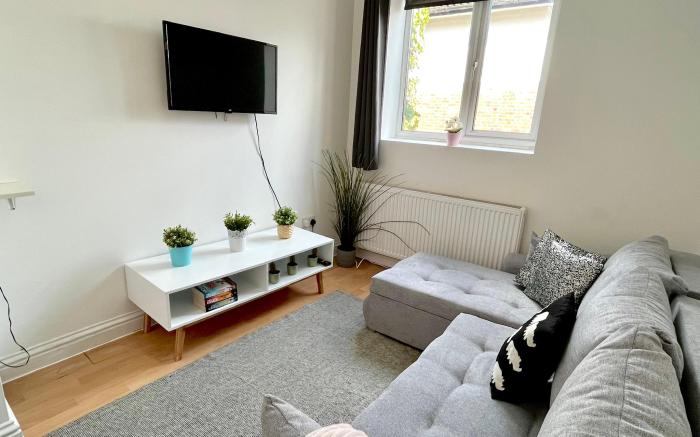 Fulham Broadway Apartment by DC London Rooms