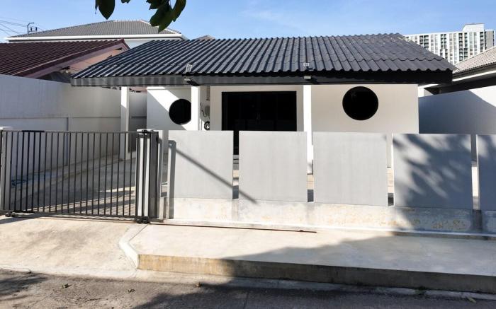 Black House for 2-6 people with EV car charger