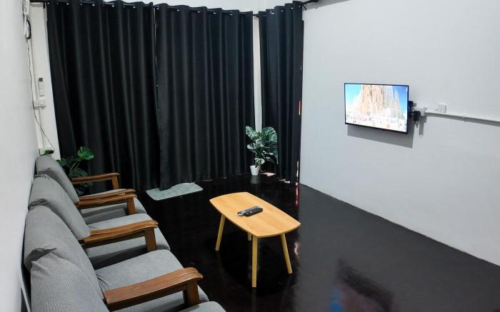 Black House for 2-6 people with EV car charger