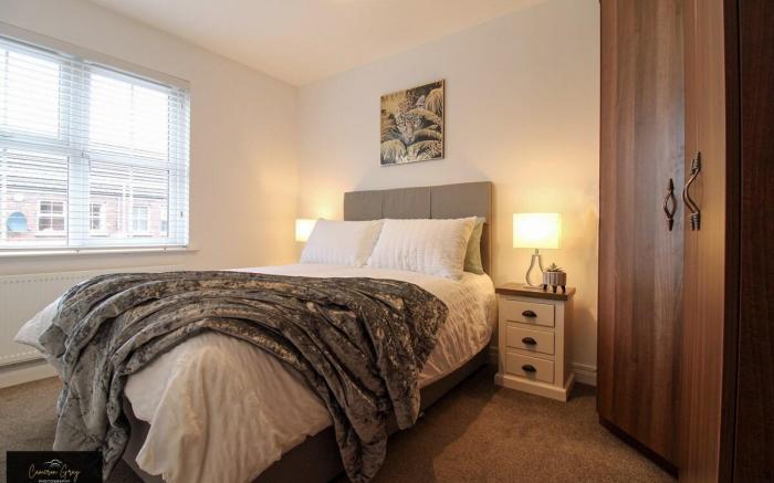 Belfast home with free parking, office, Wi-Fi