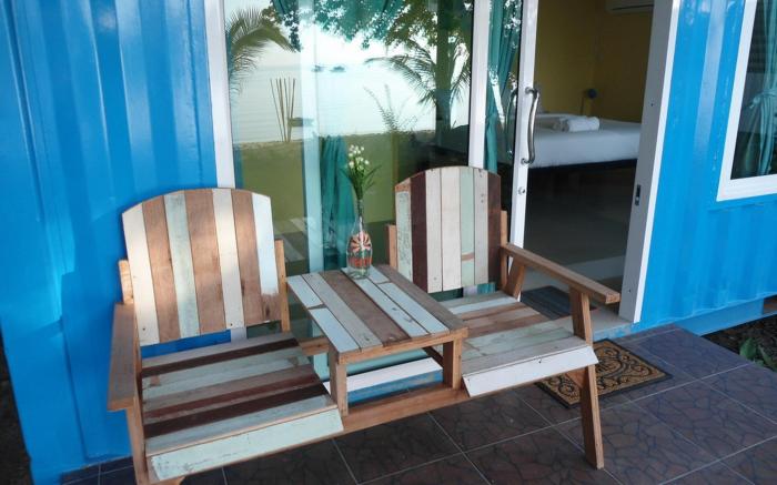 Think and Retro Cafe Lipa Noi Hotel