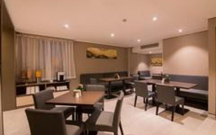 Home Inn Plus Shanghai Hongqiao Road Metro Station