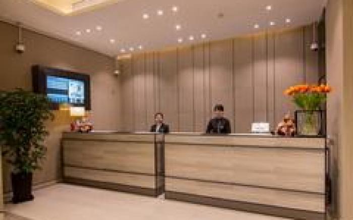 Home Inn Plus Shanghai Hongqiao Road Metro Station