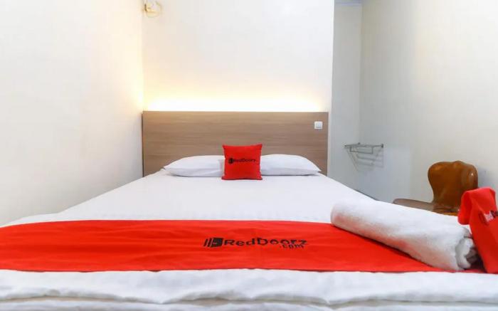 RedDoorz Plus near WTC Batanghari Mall