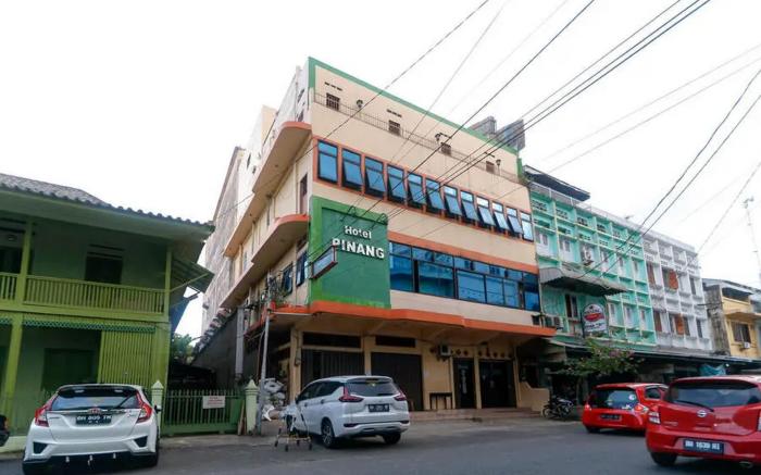 RedDoorz Plus near WTC Batanghari Mall