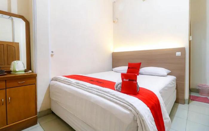 RedDoorz Plus near WTC Batanghari Mall