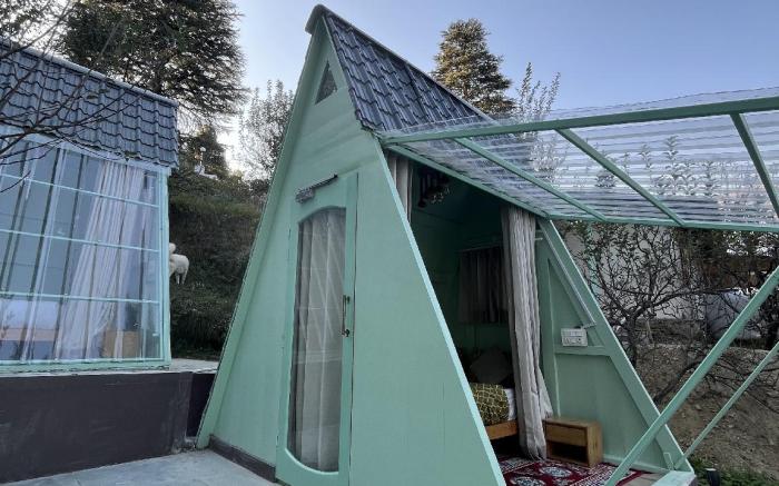 A Cozy Wooden Cabin & Attic | Itsy Bitsy
