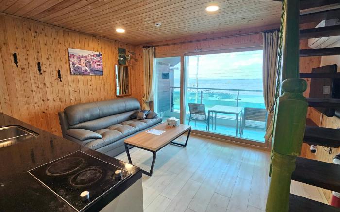 [10 minutes from the airport, beautiful sunset] Iho Tewoo Beach Pension Room 303