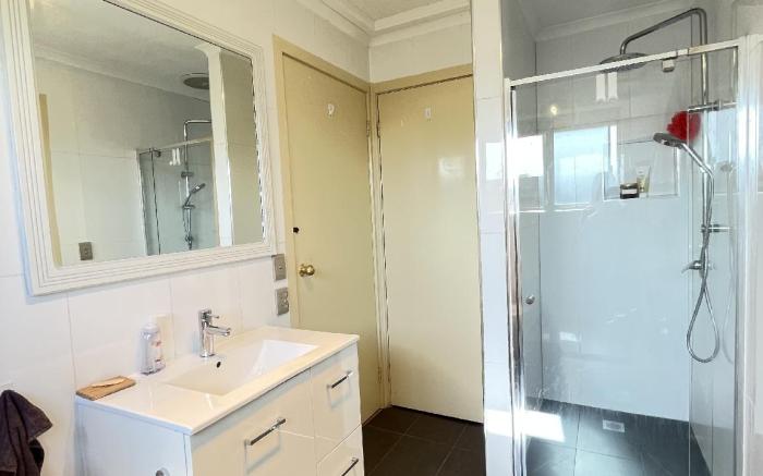 Lemon room close to station, gym, airport