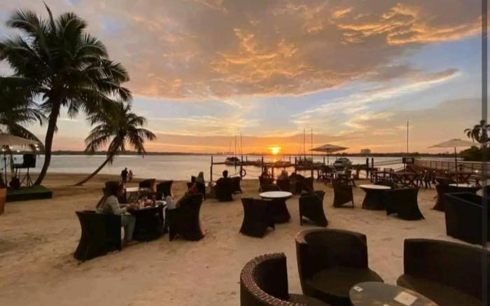 seaviews/beach4-13pax johor bahru/5mins ciq/ksl