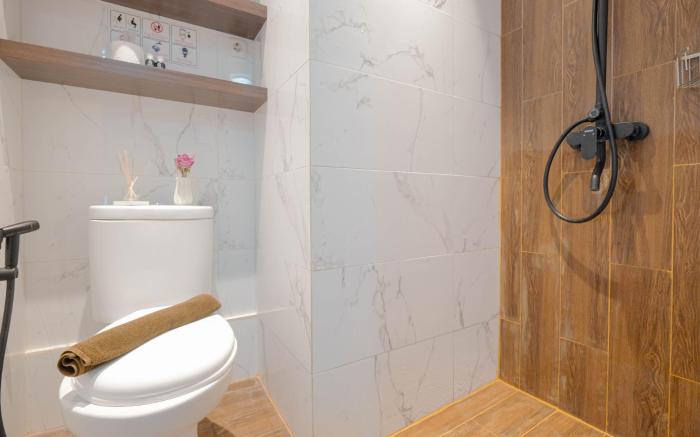 Comfort and Big 1BR Green Pramuka City By Travelio