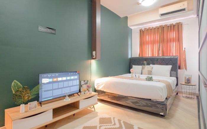 Comfort and Big 1BR Green Pramuka City By Travelio
